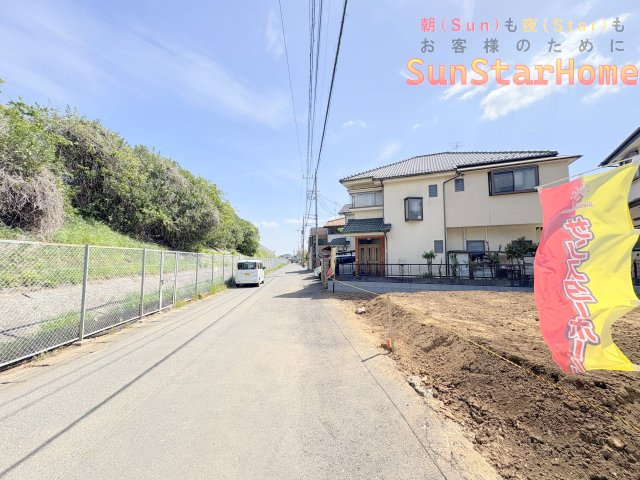 【サンスターホーム現地販売物件】八王子市横川町　耐震制震住宅1号棟の前面道路含む現地写真