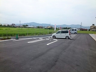 【駐車場】 | グランデ喜里 | 車をお持ちの方に嬉しい駐車場付きの物件です