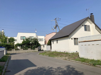 【前面道路含む現地写真】 | 石狩市花川北２-５ 土地 | 前面8ｍ幅の公道・車通りの少ない閑静な住宅街♪