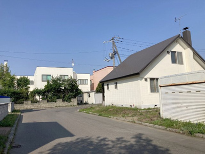 【前面道路含む現地写真】 | 石狩市花川北２-５ 土地 | 前面8ｍ幅の公道・車通りの少ない閑静な住宅街♪