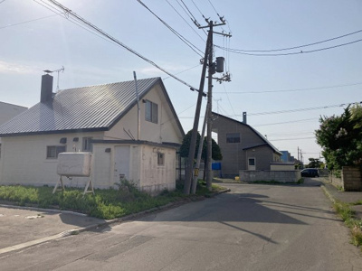 【前面道路含む現地写真】 | 石狩市花川北２-５ 土地 | 北西側15ｍ・北東側13ｍの間口のとれるお土地です♪