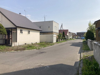 【前面道路含む現地写真】 | 石狩市花川北２-５ 土地 | 北西側8ｍ幅の公道♪