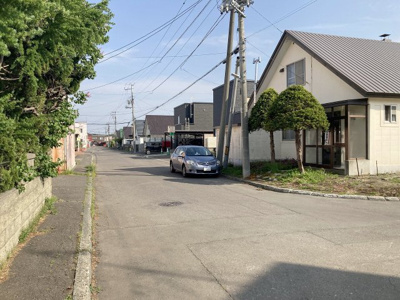 【前面道路含む現地写真】 | 石狩市花川北２-５ 土地 | 北東側8ｍ幅の公道♪