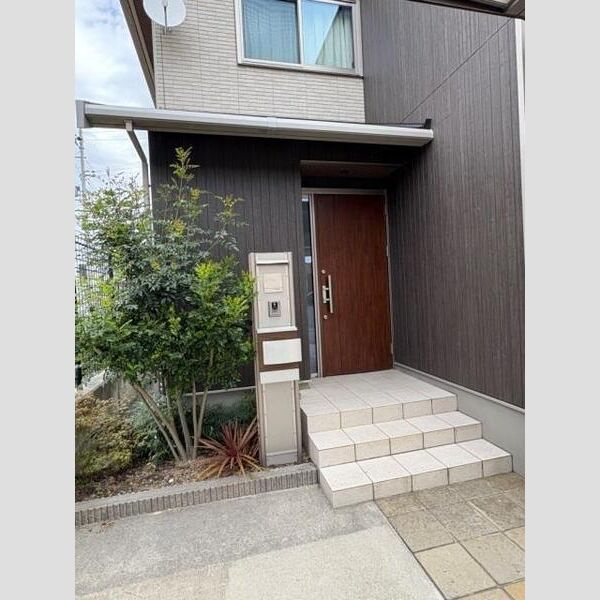 大久保町松陰戸建のエントランス