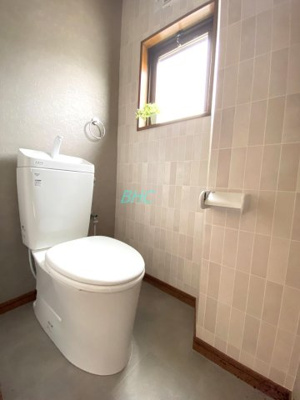 【トイレ】 | 長等２丁目 | 白を基調とした清潔感のあるトイレ。
トイレ洗浄機能付きを標準完備、清潔な空間が印象的です。