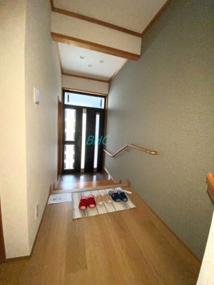 【玄関】 | 長等２丁目 | 玄関は毎日の行き帰りで使う空間。明るく迎えてくれるお部屋は嬉しいですね。