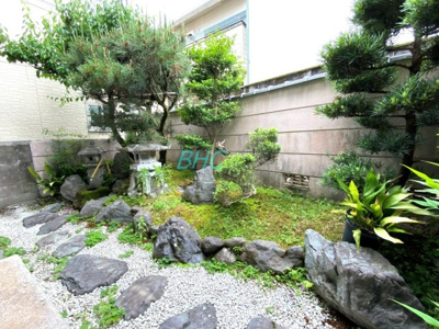 【庭】 | 長等２丁目 | めまぐるしく過ぎ行く日々の中でゆったりとした休息と癒しを提供してくれるお庭付きです。