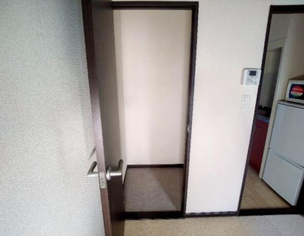 レオパレスラッキーの玄関