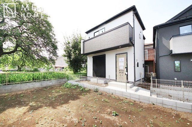 【外観】 | 青く澄み渡った綺麗な空と、陽の光をたっぷりと受ける、そんな新築住宅で新生活をスタートしてみませんか？見学・ご相談等、ミライズホーム(株)までお気軽にご連絡下さい。