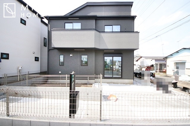 【外観】 | 青く澄み渡った綺麗な空と、陽の光をたっぷりと受ける、そんな新築住宅で新生活をスタートしてみませんか？見学・ご相談等、ミライズホーム(株)までお気軽にご連絡下さい。