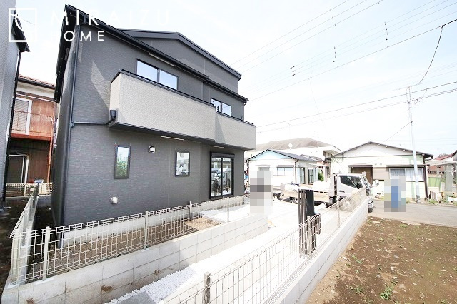 【外観】 | 青く澄み渡った綺麗な空と、陽の光をたっぷりと受ける、そんな新築住宅で新生活をスタートしてみませんか？見学・ご相談等、ミライズホーム(株)までお気軽にご連絡下さい。