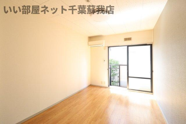ハイツ朋英Bの洋室|落ち着いた色調の洋室です