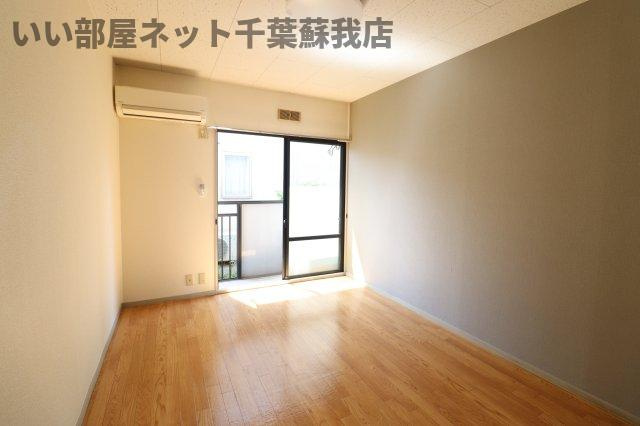 ハイツ朋英Bの寝室|落ち着いた色調の寝室です