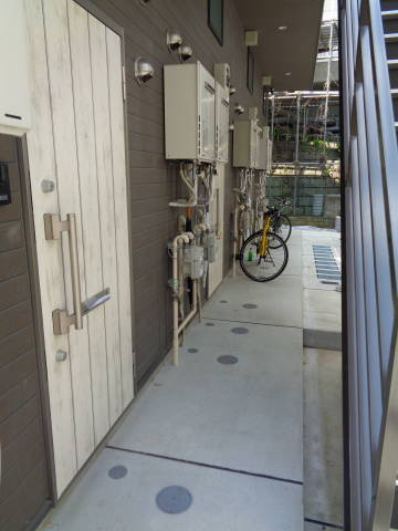 川崎市多摩区三田２丁目のアパートのエントランス