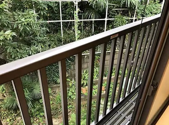 川崎市多摩区三田２丁目のアパートのバルコニー