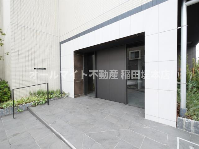 川崎市多摩区登戸新町の賃貸マンションのエントランス