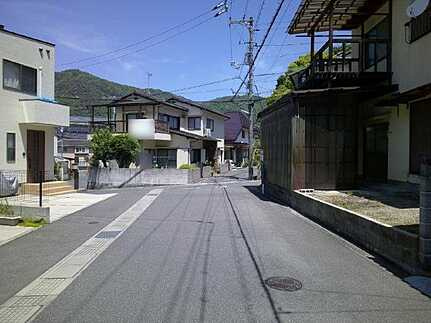 海田町寺迫2丁目中古戸建の前面道路含む現地写真
