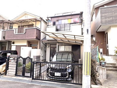 【外観】 | 高槻市安岡寺町1丁目 | ■高槻市安岡寺町1丁目■バス停「学園前」まで徒歩約2分■土地面積約21.50坪／建物面積約23.76坪■平成6年建築■太陽光発電設置済みの中古戸建■大切なお車を雨から守れるカーポート付きです。
