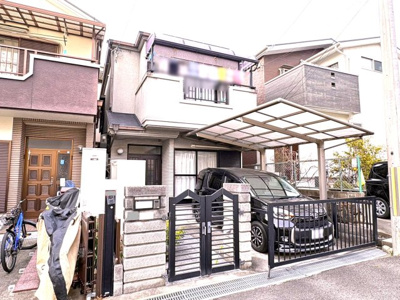 【外観】 | 高槻市安岡寺町1丁目 | ■高槻市安岡寺町1丁目　■バス停「学園前」まで徒歩約2分■土地面積約21.50坪／建物面積約23.76坪■平成6年建築■太陽光発電設置済みの中古戸建■大切なお車を雨から守れるカーポート付きです。
