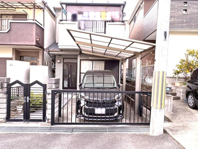 【外観】 | 高槻市安岡寺町1丁目 | ■高槻市安岡寺町1丁目■バス停「学園前」まで徒歩約2分■土地面積約21.50坪／建物面積約23.76坪■平成6年建築■太陽光発電設置済みの中古戸建■大切なお車を雨から守れるカーポート付きです。

