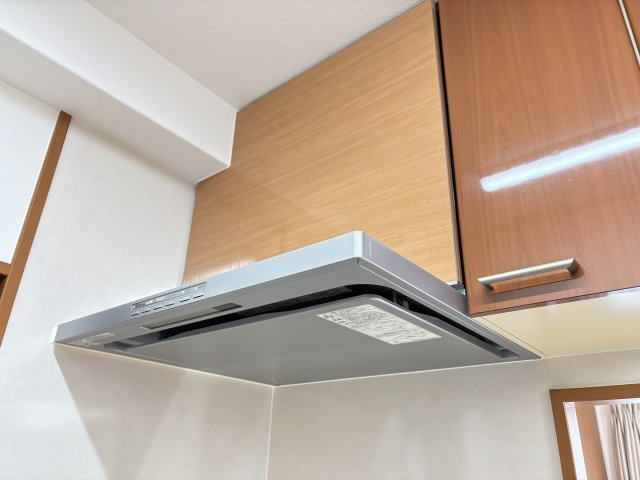 ホワイトキャッスル朝日ヶ丘のキッチン|食器洗い乾燥機付き・レンジ下やキッチンカウンターの下部は、調理器具や調味料などがすっぽり収まり、出し入れも簡単なスライド収納となっています。