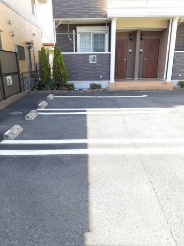 カルム　メゾンの駐車場