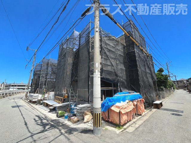 【外観】 | 福岡市早良区飯倉3丁目7期　2号棟（全3棟）【仲介手数料無料・0円】 | 現地写真。プラス不動産販売なら、現場の全ての棟をまとめてご見学頂けます。