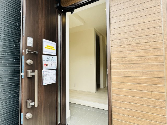 八王子市　上壱分方町　新築一戸建て　１８期の玄関|～玄関は安心のWロックキーを採用～