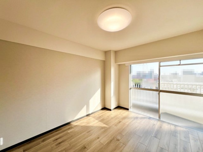 【寝室】 | ターミナルマンション朝日プラザ堺 | 洋室は書斎としても、寝室としても使いやすいサイズです。照明器具も設置されております。