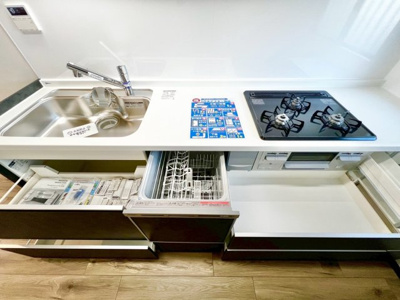 【キッチン】 | ターミナルマンション朝日プラザ堺 | 新調されたシステムキッチンは嬉しい食器洗い乾燥機つきです。家事がはかどりお料理も楽しくなります。