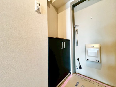 【玄関】 | ターミナルマンション朝日プラザ堺 | 玄関にはシューズボックスがあり、たくさんの靴をきれいに収納できます。玄関がすっきり整理整頓できます。 