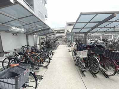 【駐輪場】 | ターミナルマンション朝日プラザ堺 | 自転車置き場は屋根付きで雨の日も安心です。