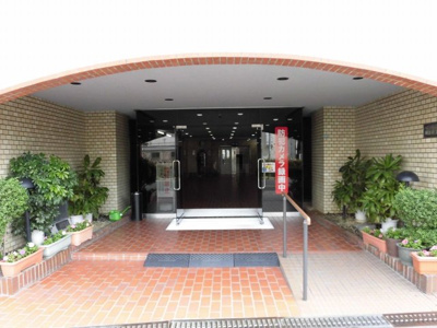 【エントランス】 | ターミナルマンション朝日プラザ堺 | マンションエントランスはすっきり清潔に保たれています。バリアフリー対応のスロープもあり高齢者にも安心です。