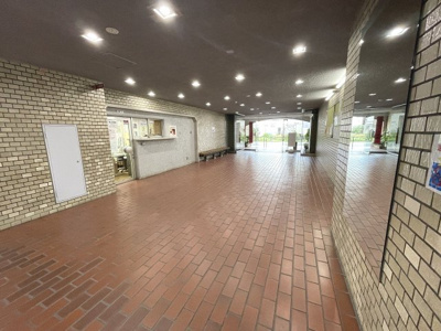 【ロビー】 | ターミナルマンション朝日プラザ堺 | マンション１階エントランスロビーは管理人室もありセキュリティー面も安心です。防犯カメラも設置されています。
