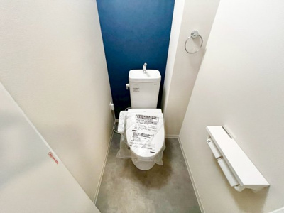 【トイレ】 | ターミナルマンション朝日プラザ堺 | 新調されたトイレは青のアクセントウォールでおしゃれなデザインとなっています。