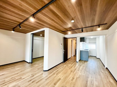 【居間・リビング】 | ターミナルマンション朝日プラザ堺 | フローリング、クロス、天井、建具を一新したリフォームは2026年４月完成済みです。美しい仕上がりを是非ご覧ください。