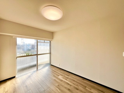 【洋室】 | ターミナルマンション朝日プラザ堺 | 南西向きバルコニーに面した洋室は明るく通気もよい気持ちい居室です。