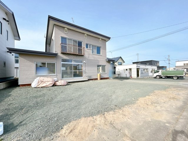 北見市中央三輪３丁目５００番地１１　中古売家の駐車場|【リフォーム済】南側の庭は撤去し砂利で駐車場へ変更致しました。