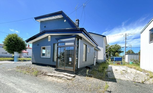北見市中央三輪３丁目５００番地１１　中古売家の外観|【リフォーム済】南側の庭は撤去し砂利で駐車場へ変更いたしました。屋根、外壁塗装済みです。