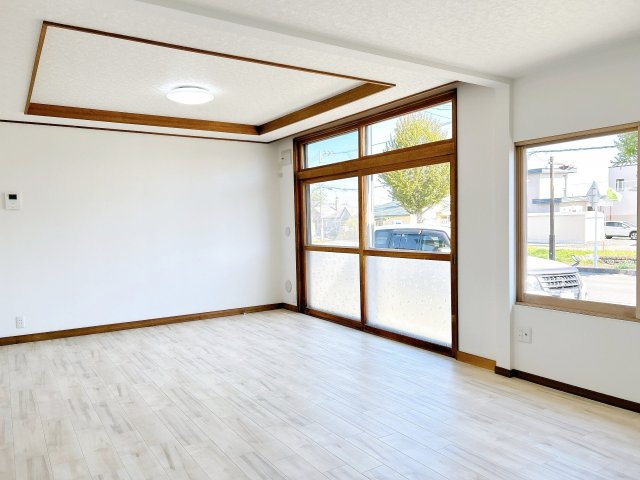 北見市中央三輪３丁目５００番地１１　中古売家の洗面所|【リフォーム済】リビング別アングルです。南側に窓が付いているので日当り良好です。