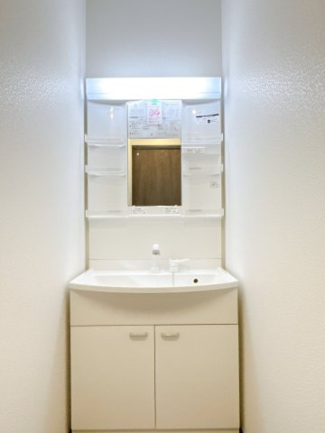 北見市中央三輪３丁目５００番地１１　中古売家の独立洗面台|【リフォーム済】リクシル製の洗面化粧台に新品交換しました。便利なシャワーヘッドに加え、充実の収納スペース。整髪料などの小物も取り出しやすく散らかりません。