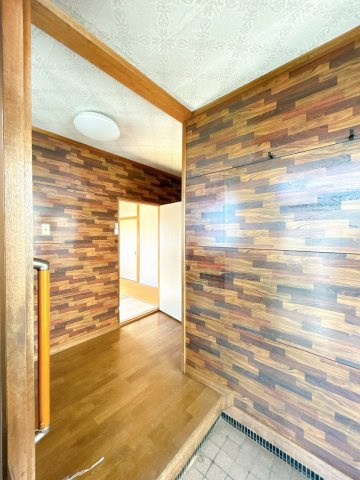 北見市中央三輪３丁目５００番地１１　中古売家の玄関|【リフォーム済】玄関ホールはクリーニングを行いました。