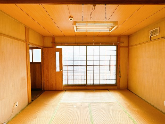 北見市中央三輪３丁目５００番地１１　中古売家の和室|【リフォーム済】2階西側居室はクリーニングを行いました。