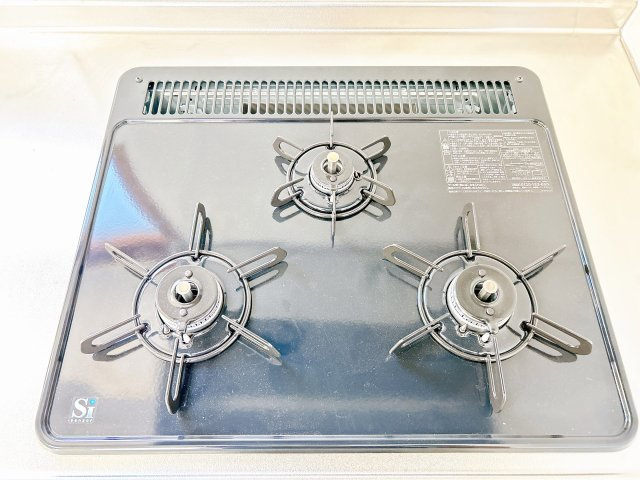北見市中央三輪３丁目５００番地１１　中古売家のキッチン|【リフォーム済】3口コンロは複数品目一緒に作れ、調理の心強い味方です。