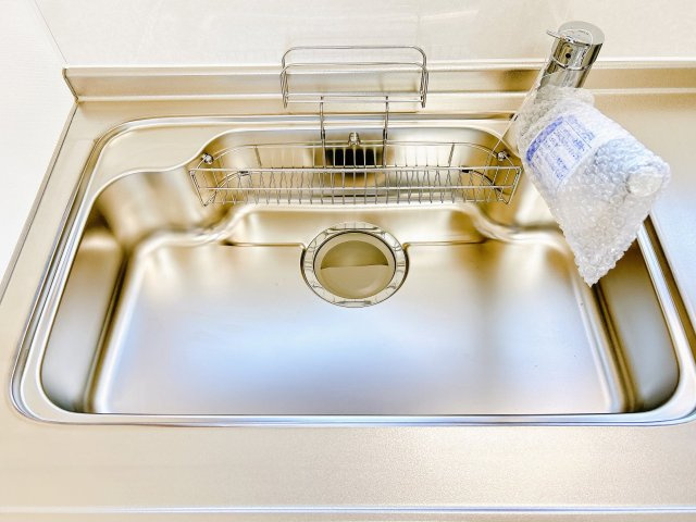 北見市中央三輪３丁目５００番地１１　中古売家のキッチン|【リフォーム済】シンクは幅約74cmと、食器や鍋等まとめて洗えるサイズ感です。