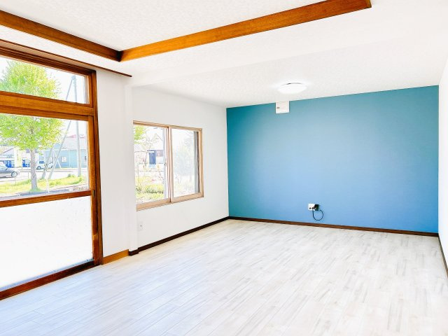 北見市中央三輪３丁目５００番地１１　中古売家の居間・リビング|【リフォーム済】リビングは壁と床の張替えを行いました。きれいなリビングで家族団らんの時間を過ごしてみませんか。