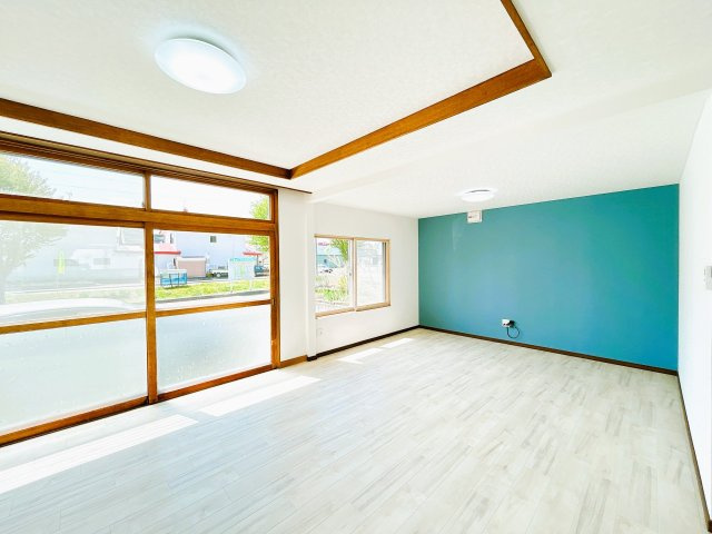 北見市中央三輪３丁目５００番地１１　中古売家の居間・リビング|【リフォーム済】リビングは青色のアクセントクロスを使い仕上げました。