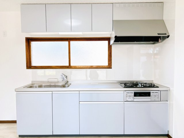北見市中央三輪３丁目５００番地１１　中古売家のキッチン|【リフォーム済】キッチンは新品に交換致しました。床と壁紙の張替えも行いました。