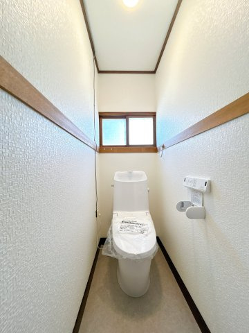 北見市中央三輪３丁目５００番地１１　中古売家のトイレ|【リフォーム済】新品のトイレに交換しました。トイレが交換されていると清潔で嬉しいですね。保温洗浄機能付きですので、冬場も温かいトイレで安心できそうですね。