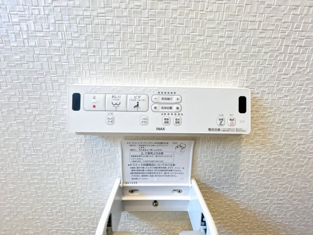 北見市中央三輪３丁目５００番地１１　中古売家のトイレ|【リフォーム済】トイレは壁リモコンタイプを採用致しました。便座周りがスッキリし掃除も簡単です。